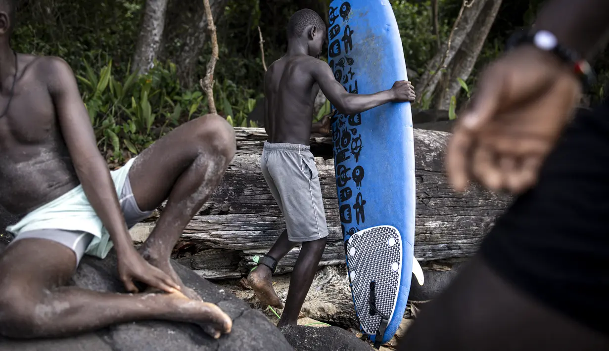 Klub selancar Robertsport dengan bantuan sebuah LSM, Provide The Slide, telah berhasil menyediakan papan selancar bagi para pemuda dan dalam beberapa kasus membantu menyekolahkan anak-anak. (JOHN WESSELS / AFP)