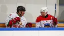 Presiden Rusia Vladimir Putin (kanan) dan Presiden Belarusia Alexander Lukashenko berbincang saat mengikuti Night Hockey League di Sochi, Rusia, Jumat (7/2/2020). Putin dan Lukashenko bermain hoki bersama saat jeda pembicaraan ekonomi antara kedua negara. (AP Photo/Alexander Zemlianichenko, Pool)