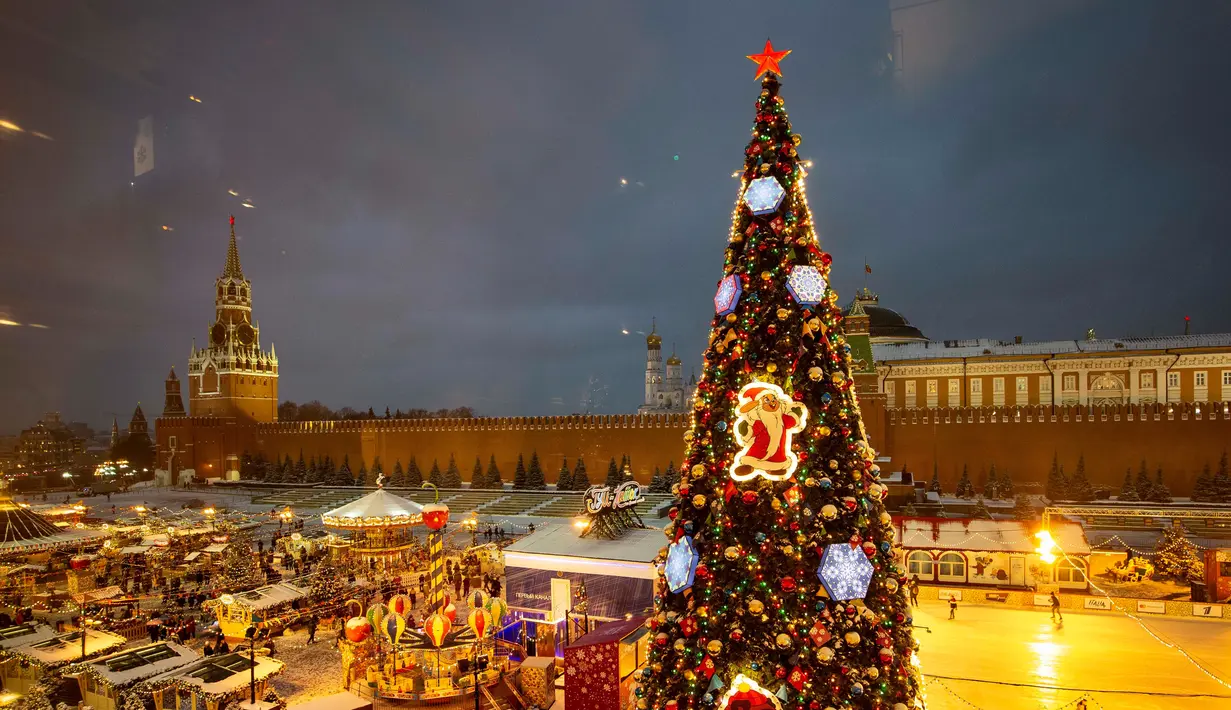 Suasana pasar Natal di Lapangan Merah, Moskow, Rusia, Kamis  (13/12). (AP Photo/Alexander Zemlianichenko)