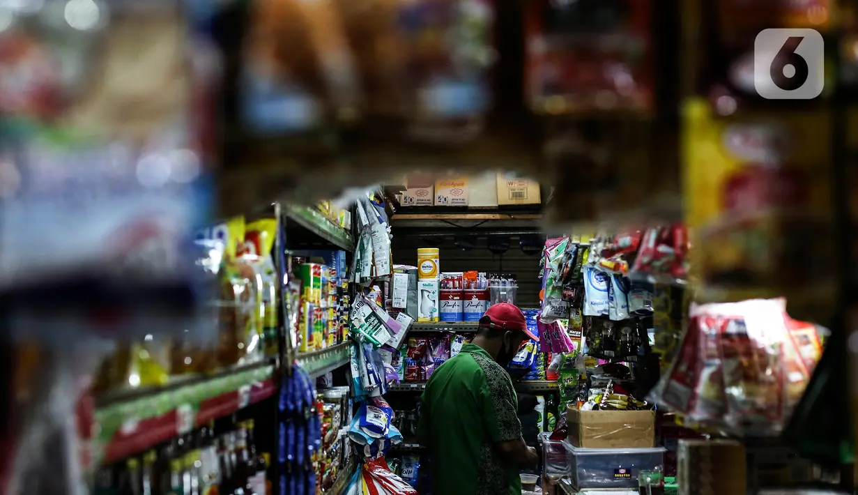 Pedagang menjaga toko sembakonya yang dipasang stiker sertifikat vaksin Covid-19 di Pasar Santa, Jakarta, Minggu (5/9/2021). Berbagai upaya dilakukan pedagang Pasar Santa untuk menarik pelanggan di masa PPKM level 3, salah satunya dengan memasang stiker sertifikat vaksin. (Liputan6.com/Johan Tallo)