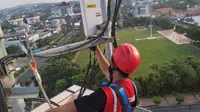 Seorang teknisi XL Axiata sedang melakukan pemeliharaan perangkat BTS (Base Transceiver Station) di sebuah tower seputaran Tol Trans Sumatera yang menghubungkan Kota Medan. Credit: XL Axiata