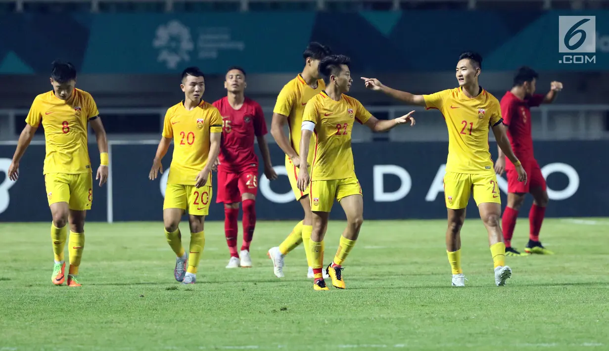 Pemain timnas China U-19 merayakan gol ke gawang Indonesia U-19 pada PSSI 88th U-19 International Tournament di Stadion Pakansari, Cibinong, Selasa (25/9). Indonesia kalah 0-3. (Liputan6.com/Helmi Fithriansyah)
