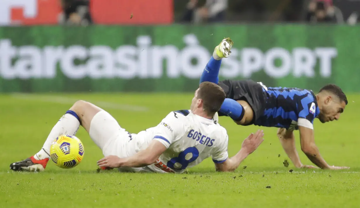 Pemain Inter Milan Achraf Hakimi (kanan) memperebutkan bola dengan pemain Atalanta Robin Gosens pada pertandingan Serie A di Stadion San Siro, Milan, Italia, Senin (8/3/2021). Inter Milan menang 1-0. (AP Photo/Luca Bruno)