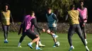Gelandang Chelsea Christian Pulisic (tengah) mengikuti sesi latihan jelang menghadapi Ajax Amsterdam pada laga Liga Champions di Cobham Chelsea, Stoke D'Abernon, London, Inggris, Selasa (22/10/2019). Pelatih Chelsea Frank Lampard menegaskan tidak takut bertandang ke markas Ajax. (Glyn KIRK/AFP)