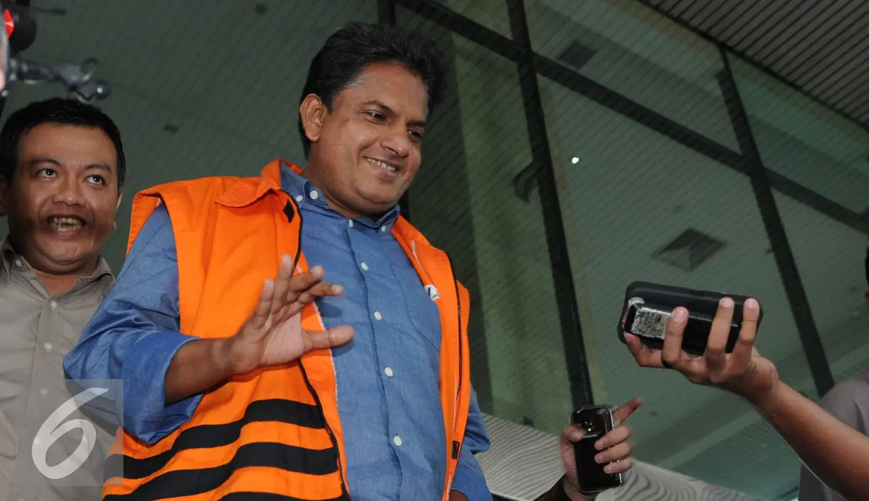 Dirut PT EK Prima Ekspor Indonesia, Rajesh Rajamohanan usai menjalani pemeriksaan KPK, Jakarta, Jumat (25/11). Rajesh diduga menjanjikan Handang sebesar Rp 6 M untuk mengurus tagihan pajak perusahaannya sebesar Rp 78 M. (Liputan6.com/Helmi Afandi)