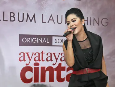 Penampilan penyanyi Krisdayanti membawakan lagu saat launching album original soundtrack Ayat Ayat Cinta 2 di Jakarta, Senin (4/12). Album tersebut bertemakan "The Greatest Love Story". (Liputan6.com/Herman Zakharia)