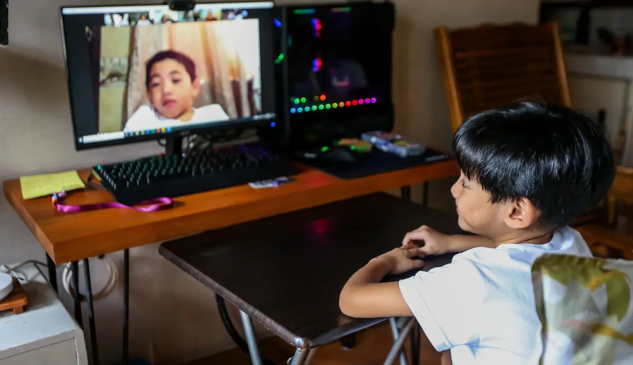 Grayson Lucas yang berusia lima tahun mengikuti kelas daring di rumah pada hari pertama sekolah di Manila, Filipina, pada 5 Oktober 2020. Sekolah-sekolah di Filipina dibuka dengan kegiatan belajar daring di tengah pandemi COVID-19. (Xinhua/Rouelle Umali)