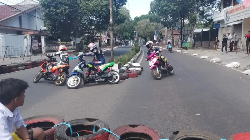 Demi prestasi, jalur utama perkantoran pemerintah daerah (Pemda) Garut, Jawa Barat, akhirnya disulap menjadi 'Sirkuit Dadakan' balapan cabang olahraga (Cabor) road race Porkab Garut 2024. (Liputan6.com/Jayadi Supriadin)