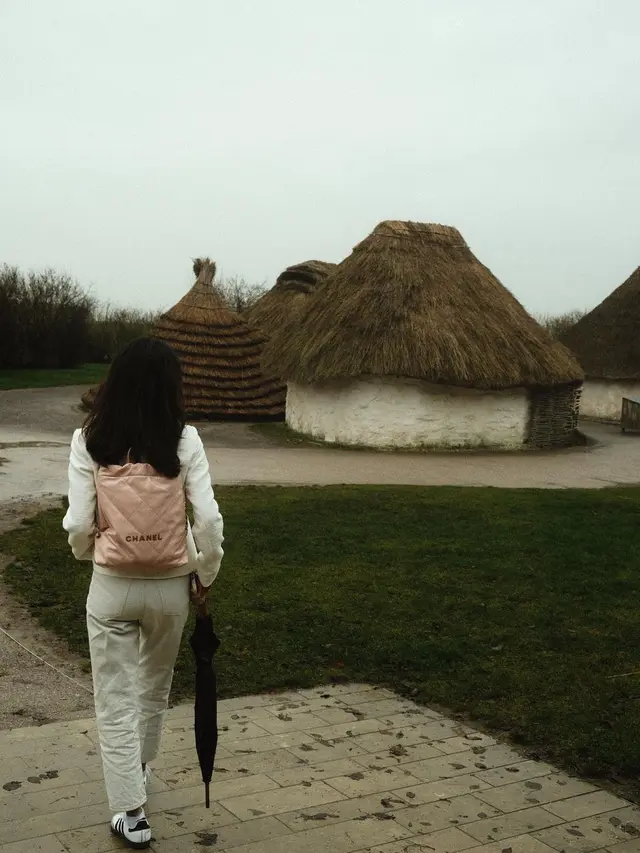 Gaya Fashionable Azizah Salsha Liburan di Inggris Jadi Sorotan Akibat Jadikan Tas Chanel Rp90 Jutaan Sebagai Gantungan Payung