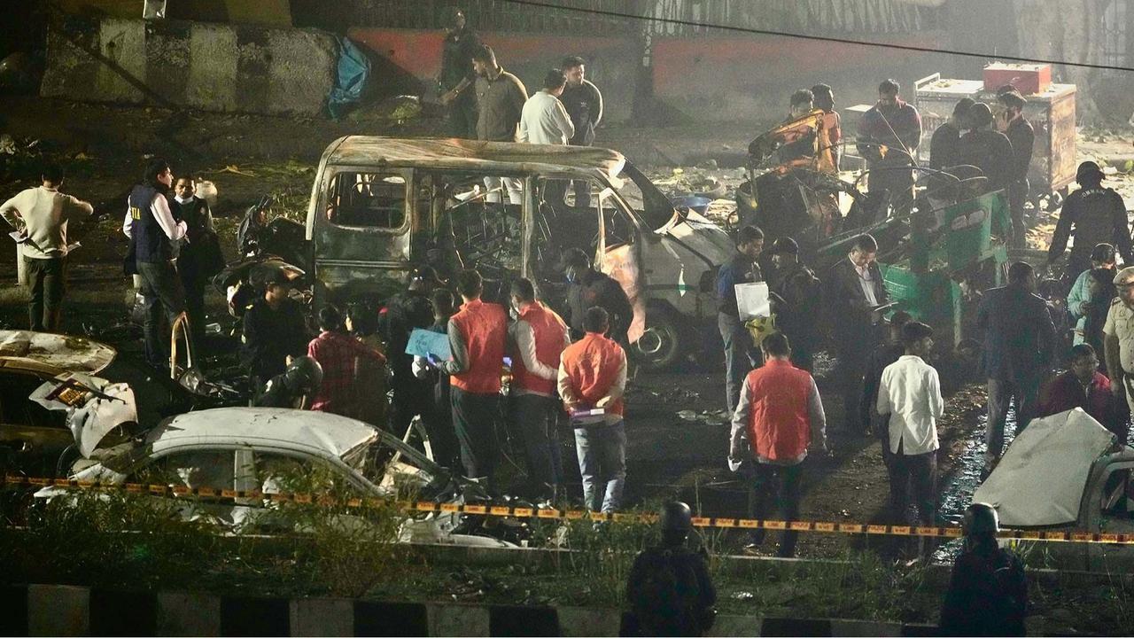 FOTO:  Ledakan Bom Mobil Guncang Delhi, 10 Tewas di Dekat Benteng Merah