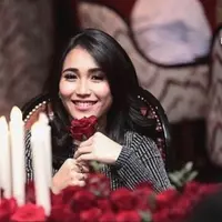 Nama Ayu Ting Ting kembali membuat heboh, dirinya kembali tertangkap kamera dan menjadi sorotan terkait gaya duduknya yang dianggap kurang pantas.