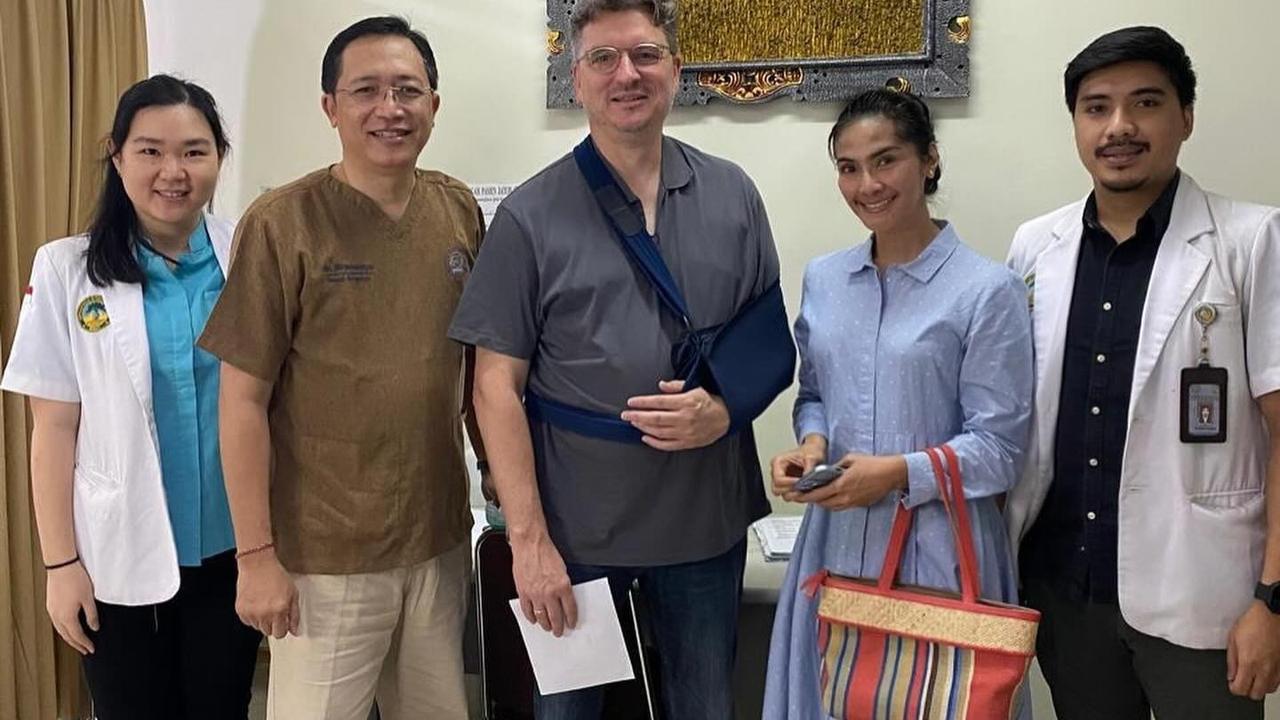 Potret Erick Meijer Suami Maudy Koesnaedi Mengalami Cedera di Tangan