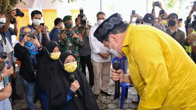 Menteri Koordinator Bidang Perekonomian Airlangga Hartarto mengunjungi sentra vaksinasi di Pondok Pesantren Al Manshurin. ( Sumber ekon.go.id)