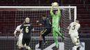 Kiper AS Roma, Pau Lopez (kedua dari kanan) berhasil menangkap bola dari ancaman pemain Ajax Amsterdam dalam laga leg pertama perempatfinal Liga Europa 2020/2021 di Johan Cruijff Arena, Amsterdam, Kamis (8/4/2021). AS Roma menang 2-1 atas Ajax. (AP/Peter Dejong)