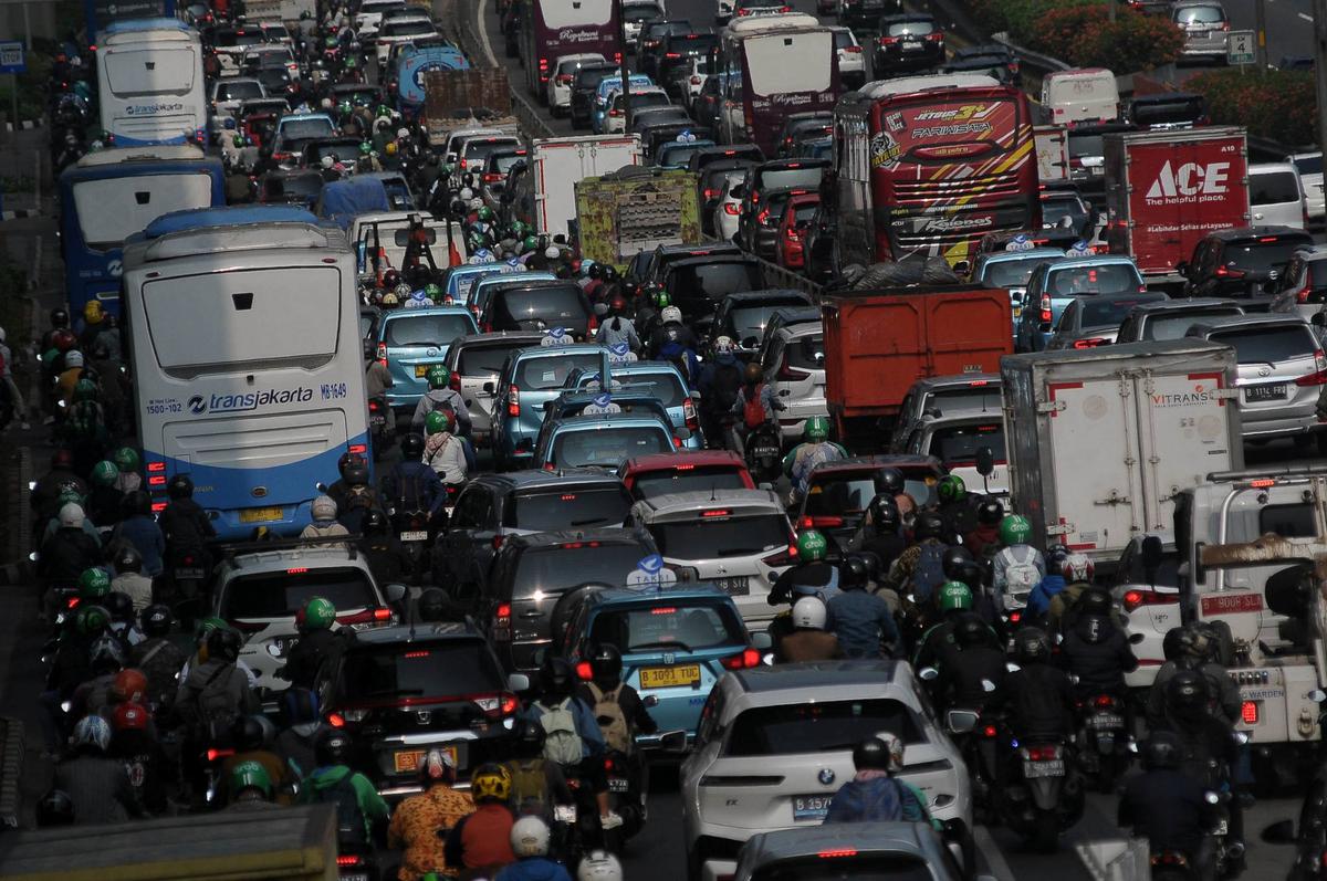 Lalu lintas kendaraan pada jam sibuk di Jakarta
