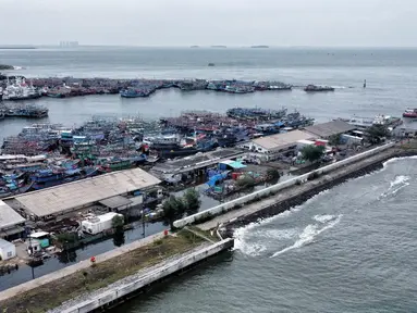 Kondisi banjir Rob saat melanda kawasan Pelabuhan Perikanan Samudera Nizam Zachman, Muara Baru, Jakarta Utara, Selasa (27/12/2022). Penjabat (Pj) Gubernur DKI Jakarta Heru Budi Hartono meminta masyarakat pesisir agar waspada menghadapi banjir Rob yang berdasarkan prediksi Badan Penanggulangan Bencana Daerah (BPBD) DKI Jakarta akan terjadi di kawasan pesisir Jakarta hingga 31 Desember 2022.  (merdeka.com/Iqbal S. Nugroho)