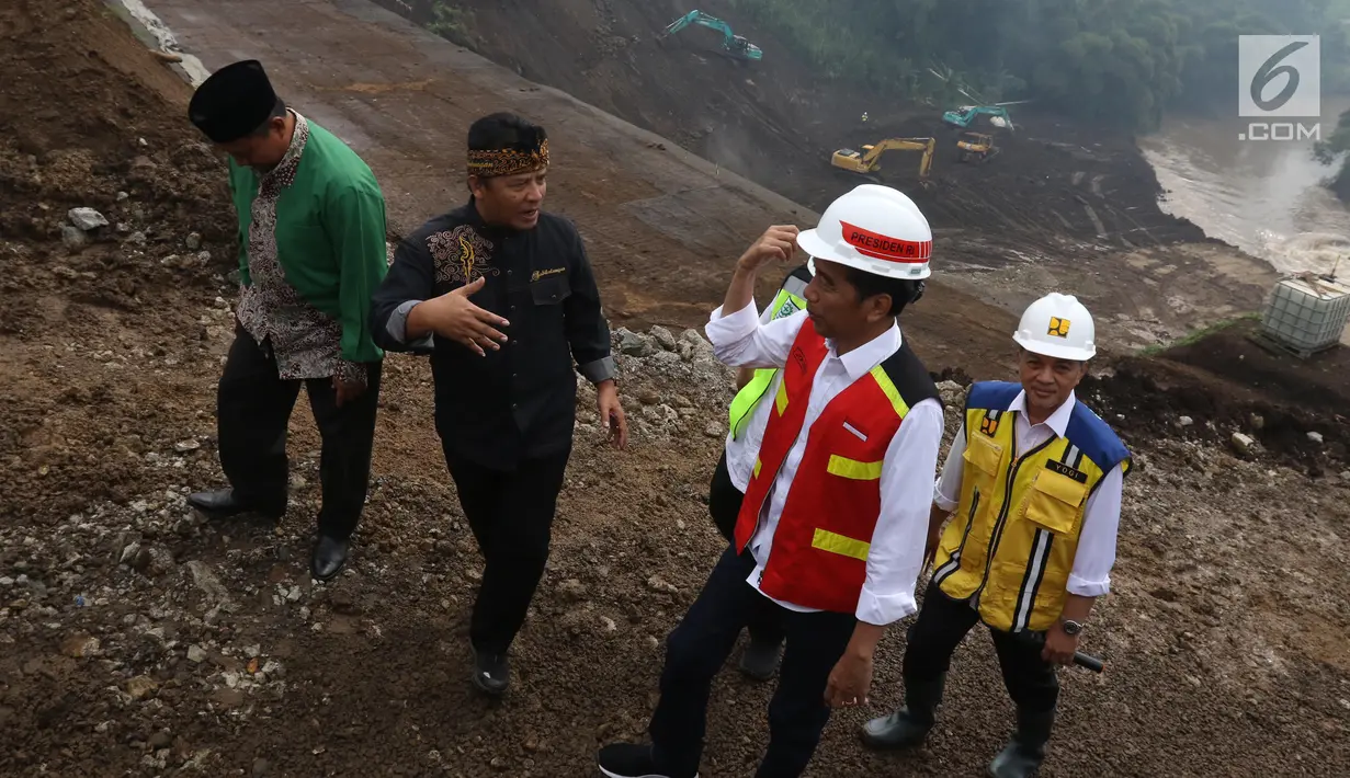 Presiden Joko Widodo atau Jokowi berbincang saat meninjau proyek Terowongan Nanjung di Kabupaten Bandung, Jawa Barat, Minggu (10/3). Terowongan Nanjung dibangun untuk memperlancar aliran Sungai Citarum. (Liputan6.com/Angga Yuniar)