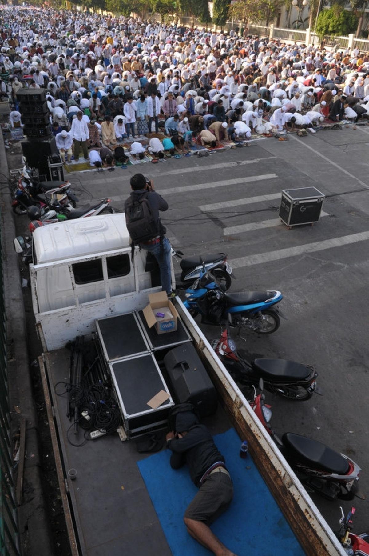Ribuan warga Jatinegara gelar Salat Id di jalan raya