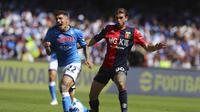 Pemain Napoli, Giovanni Di Lorenzo dari Napoli berbeut bola dengan pemain Genoa, Manolo Portanova dalam pertandingan lanjutan Serie A antara Napoli dan Genoa di stadion Maradona, Minggu (15/5/2022). (Alessandro Garofalo/LaPresse via AP)