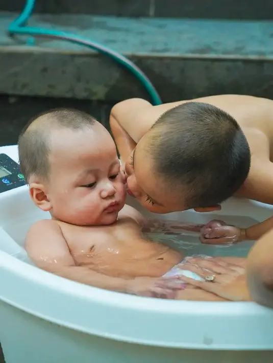 <p>Kiano dan Kenzo anak Baim Wong (Instagram/baimwong)</p>