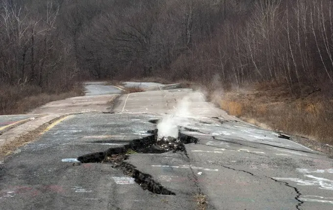 Salah satu jalanan yang retak dan berlubang di kota Centralia Pennsylvania (AFP)