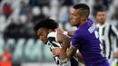 Pemain Juventus, Juan Cuadrado (kiri)  berusaha melewati adangan pemain Fiorentina, Cristiano Biraghi pada lanjutan Serie A di Allianz Stadium, Turin, (20/9/2017). Juventus menang 1-0. (AFP/Alberto Pizzoli)
