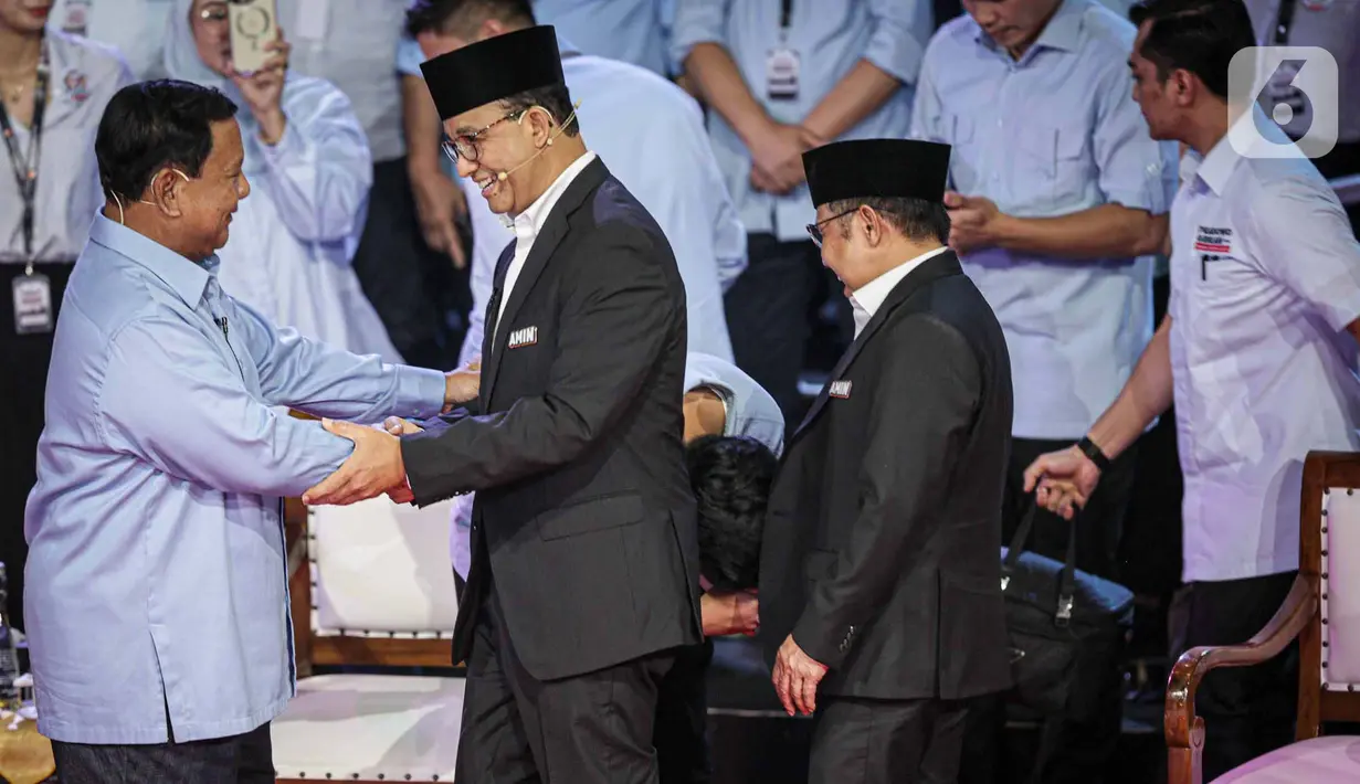 Calon dengan nomor urut 1, Anies Rasyid Baswedan (kedua kiri) menyalami calon presiden 2024 dengan nomor urut 2, Prabowo Subianto. (Liputan6.com/Faizal Fanani)