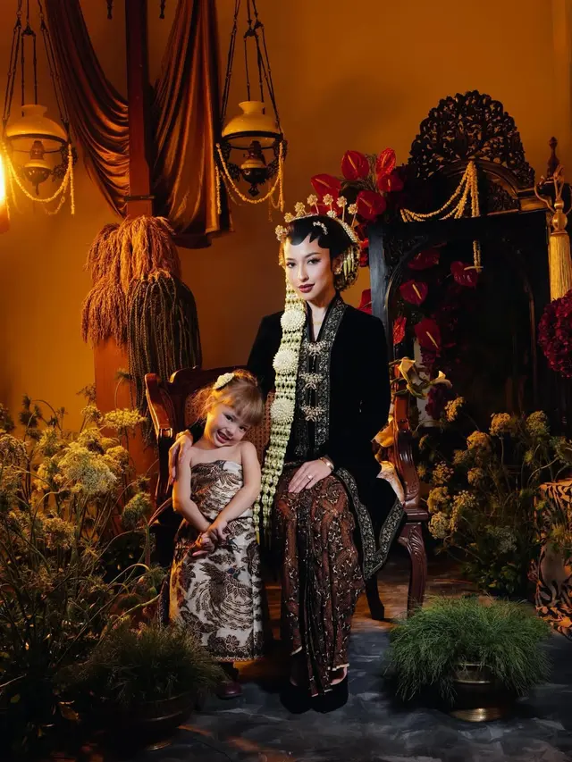 Pose Gemas Kamari di Foto Prewedding Jennifer Coppen, Paras Bule-nya Makin Manis Dibalut Kain Batik Jawa