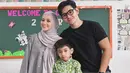 Tak hanya Aditya Suryo yang sering dipuji awet muda bak ABG oleh netizen, sang istri juga demikian. Pesonanya seperti gadis di usianya yang sudah menginjak kepala 3, Nessa Salvyana seperti kakak Altan. Disebut mirip Jan Ethes cucu Presiden Jokowi, fokus netizen jadi terbagi melihat foto kebersamaan Aditya Suryo dan Nessa Salvyana bareng putra sulungnya ini. (Liputan6.com/IG/nessasalvyana88)