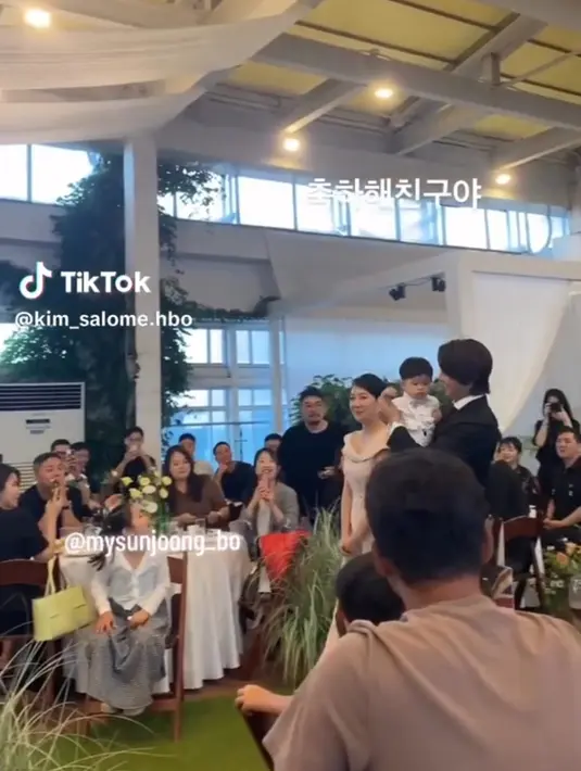 Di acara tersebut, Kim Hyun Joong tampil formal dengan setelan jas, sang putra memakai baju warna putih, sementara istri tercinta mengenakan gaun panjang berwarna baby pink. (Foto: TikTok/ mysol_khj)