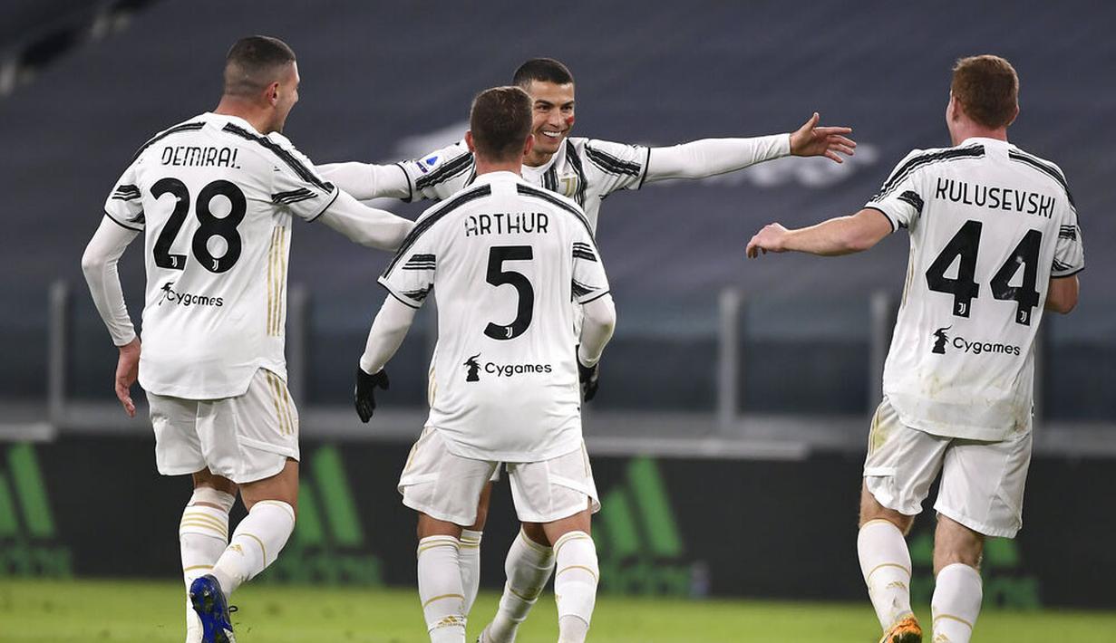 Para pemain Juventus merayakan gol yang dicetak oleh Cristiano Ronaldo ke gawang Cagliari pada laga Liga Italia di Stadion Allianz, Turin, Minggu (22/11/2020). Juventus menang dengan skor 2-0. (Marco Alpozzi/LaPresse via AP)