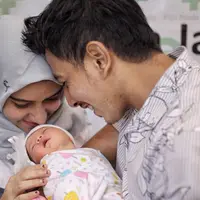 Pasangan Fairuz A Rafiq dan Sonny Septian menunjukkan bayi perempuan mereka di Jakarta, Selasa (22/5). Fairuz melahirkan anak pertama dari pernikahan dengan Sonny Septian pada Senin (21/5). (Liputan6.com/Faizal Fanani)