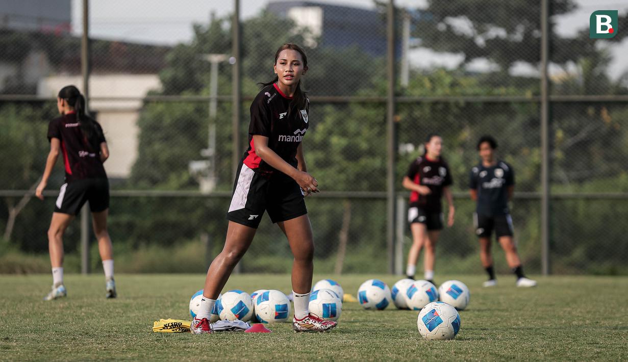 <p>Pemain Timnas Indonesia, Shafira Ika saat berlatih menjelang Kualifikasi Piala Asia 2026 yang berlangsung di lapangan latih Jakarta International Stadium (JIS), Jakrata Utara, Jumat (20/06/2025). (Bola.com/Bagaskara Lazuardi)</p>