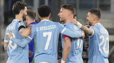 Penyerang Lazio, Ciro Immobile (kedua kanan) berselebrasi dengan rekan satu timnya setelah mencetak gol ke gawang Venezia pada pertandingan Liga Serie A Italia di Stadion Olimpiade Roma, di Roma, Italia, Selasa (15/3/2022). Lazio menang tipis atas Venezia. (AP Photo/Andrew Medichini)