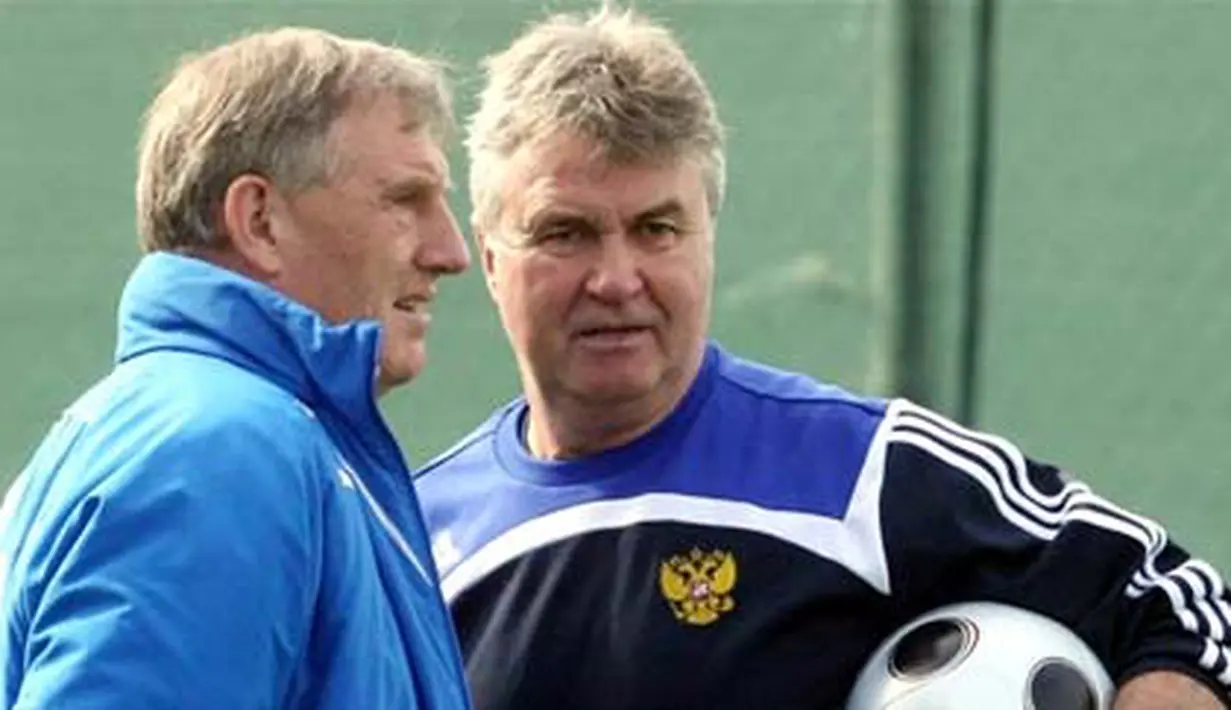 Russia&#039;s national football team coach Guus Hiddink (R) attends a training session in Turkey&#039;s coastal province of Antalya on February 11, 2009. AFP PHOTO/IHLAS NEWS AGENCY