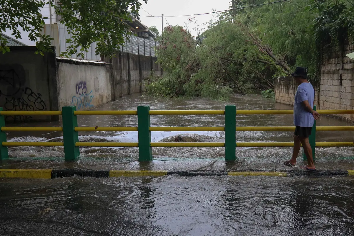 Dua anak yang berasal dari Kelurahan Bangka, Jakarta Selatan (Jaksel) terseret arus saat bermain dan berenang di Kali Mampang sekitar pukul 14.00 WIB pada Sabtu 2 Maret 2024.