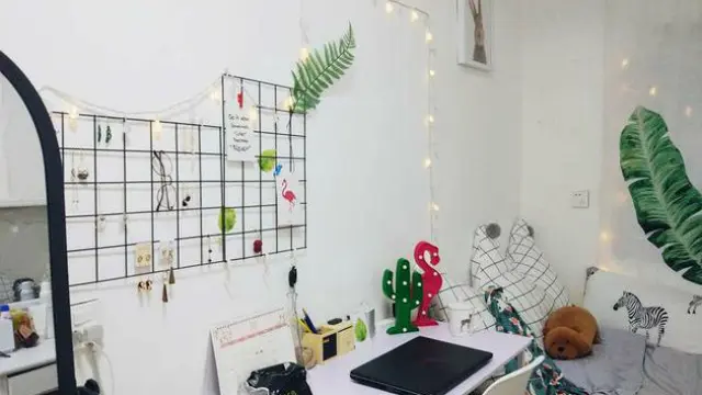 Transformasi kamar kos yang dulunya kumuh menjadi layak untuk ditinggali.