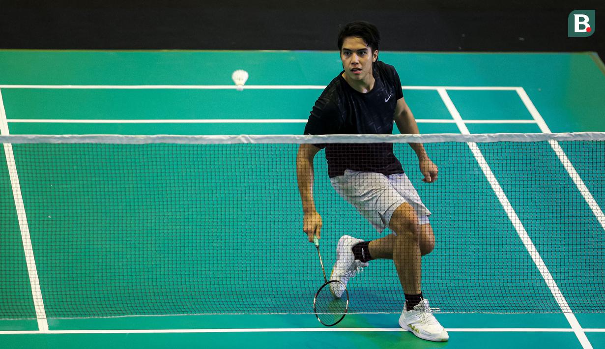 Selebritas Indonesia, El Rumi berusaha menjangkau shuttle cock di depan net saat menghadapi Jefan Nathanio dalam cabang olahraga bulu tangkis nomor tunggal putra Turnamen Olahraga Selebriti Indonesia (TOSI) season 2 di GOR POPKI Cibubur, Jakarta Timur, Sabtu (13/01/2023). El Rumi menang dua set langsung (21-14, 21-16). (Bola.com/Bagaskara Lazuardi)