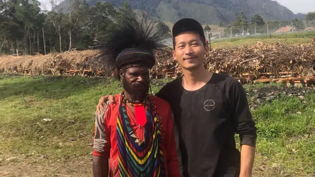 Sosok Brimob Eko Putra saat Bersama Warga Sekitar Pos Brimob Papua