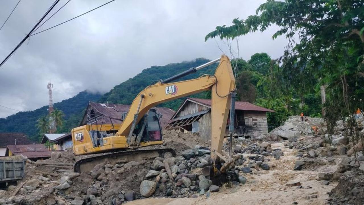 Empat Alat Berat Dikerahkan dalam Upaya Pembersihan Material Longsor di Lubuk Basung