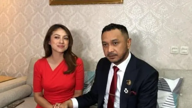 Giring Ganesha bersama istri.