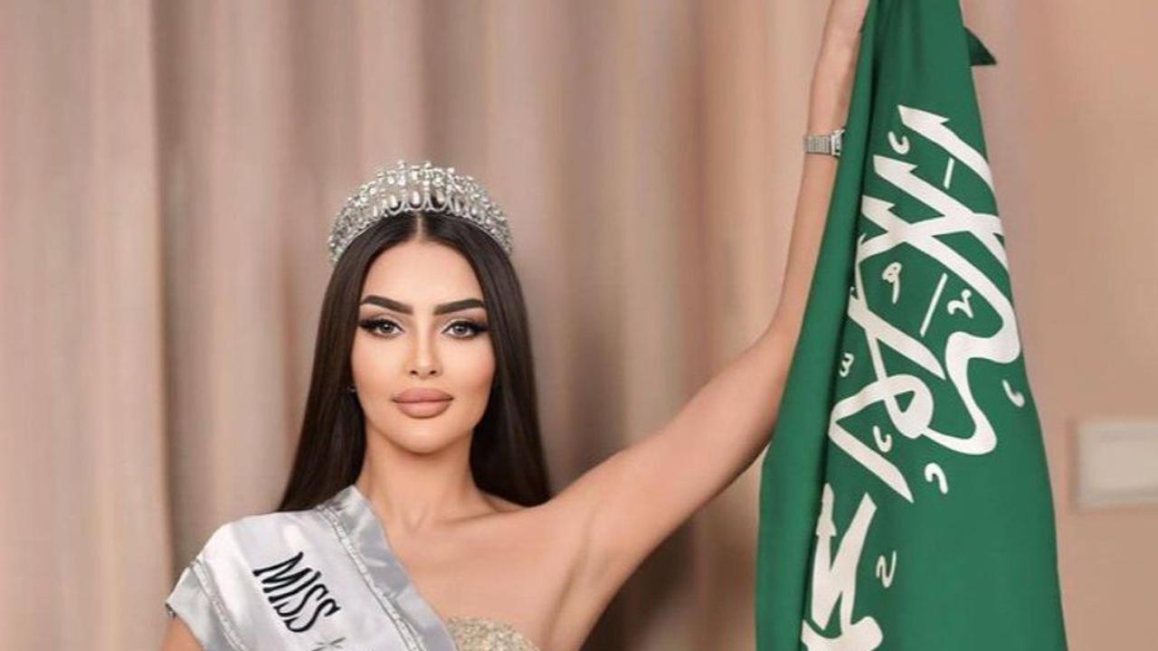 Dalam unggahan tersebut Rumy membagikan potret dirinya yang tampil cantik dengan mamakai mahkota dan gaun silver berkilau. Tak lupa, dia juga mengenakan selempang 'Miss Universe Saudi Arabia'.