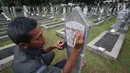 Pekerja saat mengecat nisan di Taman Makam Pahlawan Kalibata di Jakarta, Kamis (9/11). Pembersihan tersebut dilakukan guna menyambut Hari Pahlawan yang diperingati setiap 10 November. (Liputan6.com/Immanuel Antonius)