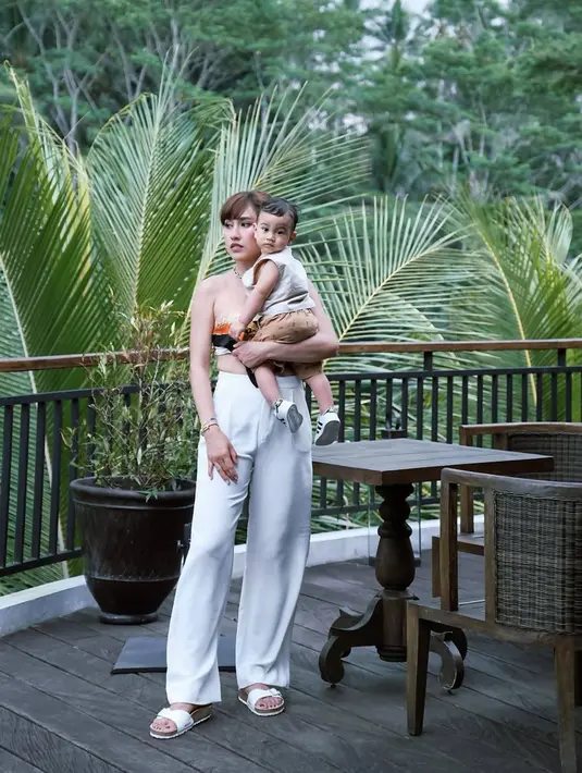 Tengah berada di Bali, Louise banyak membagikan momen kebersamaannya bersama buah hati. Memang sejak menikah dengan Eugene Cimoline, wanita kelahiran 1982 ini cukup jarang membagikan potret kemesraanya. Baru beberapa tahun terakhir ini ia kerap tampil bersama suami dalam berbagai kesempatan. (Liputan6.com/IG/louiseans)