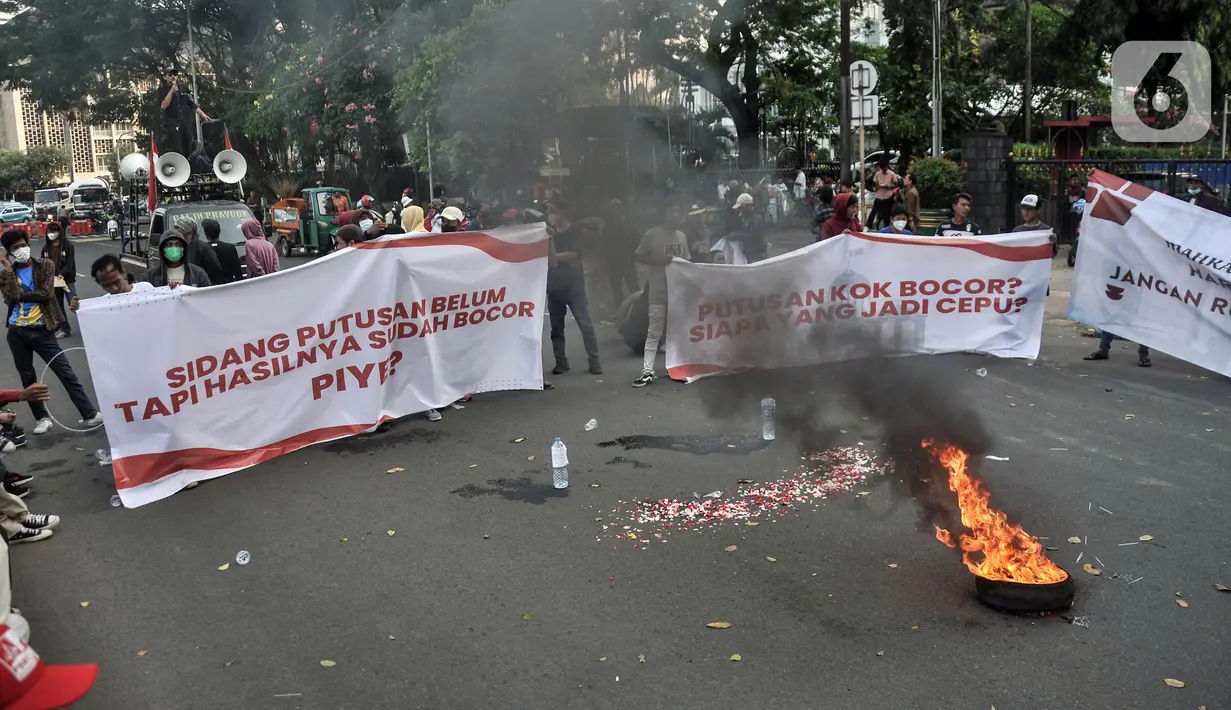 Massa mendesak pemerintah untuk mengusut tuntas dugaan kebocoran putusan MK terkait sistem pemilihan umum (Pemilu) yang telah beredar ke publik serta menolak sistem proposional tertutup dalan Pemilu 2024 mendatang. (merdeka.com/Iqbal S. Nugroho)