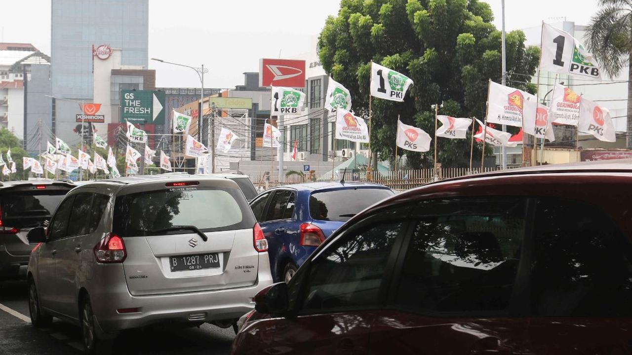 Pemasangan atribut kampanye ini didominasi oleh bendera diikuti poster, stiker, spanduk hingga baliho.

Penampakannya mulai marak menghiasi setiap jalan di Ibu Kota.