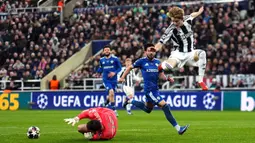 Meskipun begitu, mereka tetap tampil 'all out' dan menguasai jalannya pertandingan. (AP Photo/PA/Martin Rickett)