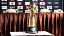 Trofi Piala Jenderal Sudirman saat dipamerkan pada Press Conference Piala Jenderal Sudirman di Hotel Century, Senayan, Jakarta, Rabu (20/1/2016). (Bola.com/Nicklas Hanoatubun)