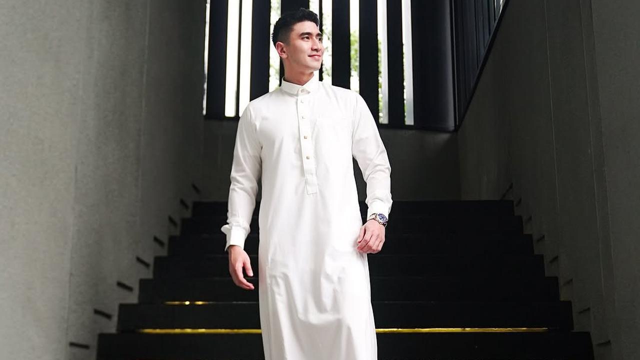 Potret Ganteng Verrel Bramasta dengan Jubah Putih, Captionnya Bikin Netizen Salah Fokus dan Bertanya-tanya