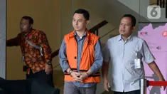 Kepala Dinas Perdagangan nonaktif Kabupaten Lampung Utara Wanhendri (tengah) usai menjalani pemeriksaan di Gedung KPK, Jakarta, Rabu (22/1/2020). Wanhendri diperiksa sebagai tersangka terkait dugaan suap proyek di Dinas PUPR dan Dinas Perdagangan Kabupaten Lampung Utara. (merdeka.com/Dwi Narwoko)